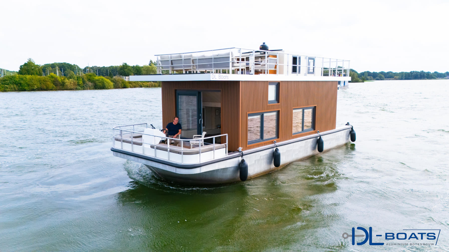 Houseboat van DL-Boats op het water