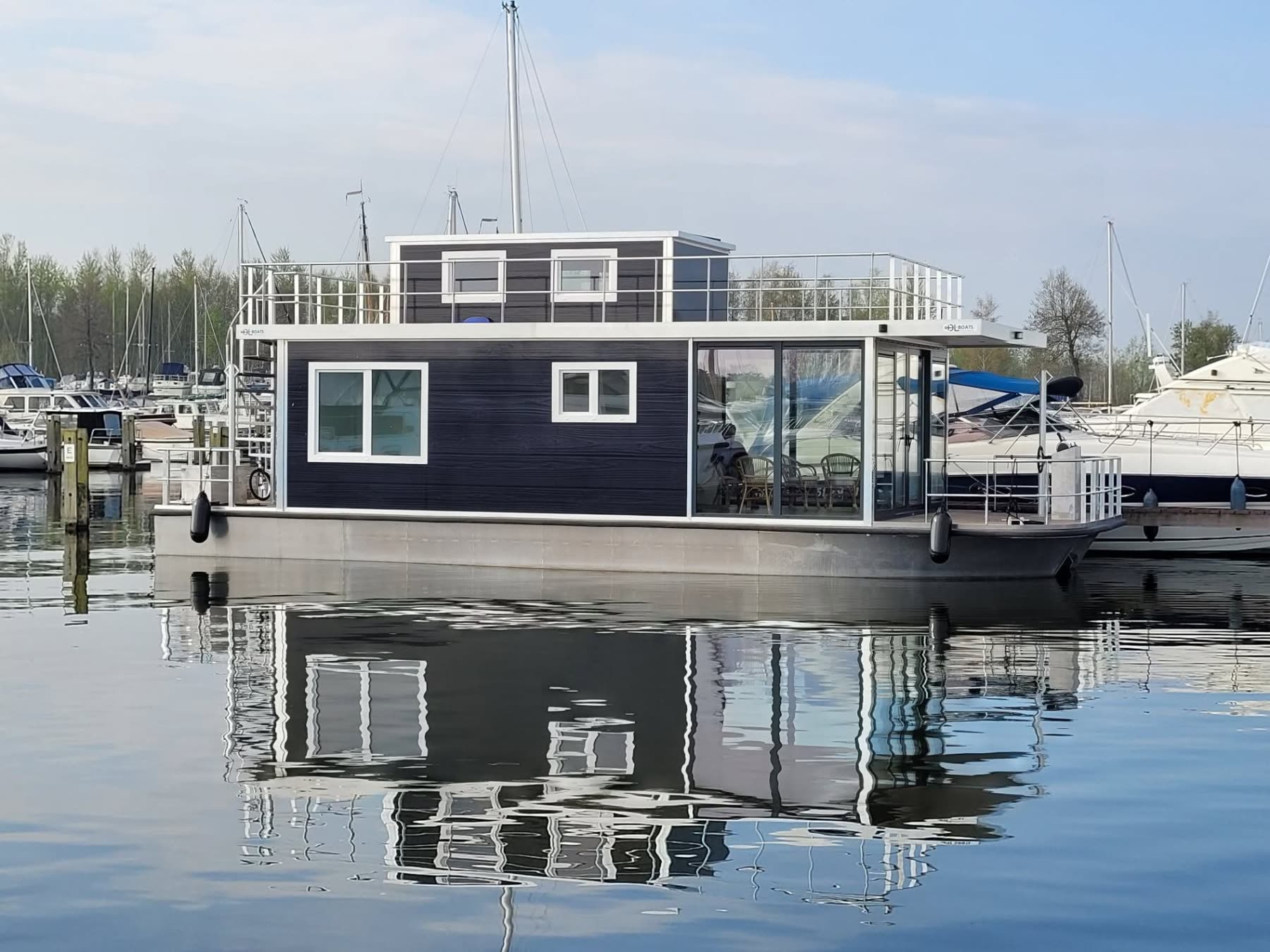 Houseboat van DL-Boats op het water